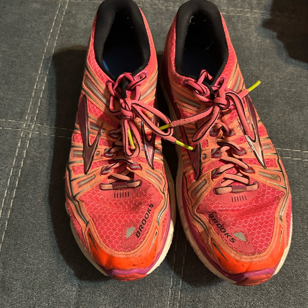 Brooks Women's Vibrant Pink Athletic Shoes